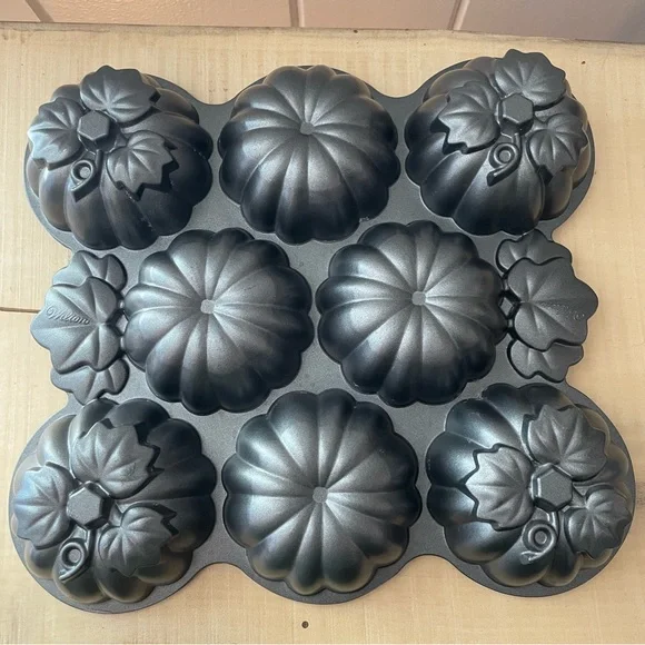 LAST CHANCE Wilton 3D Pumpkin Leaf Cakelet Pan Nonstick Holiday Mini Dessert - Picture 3 of 3